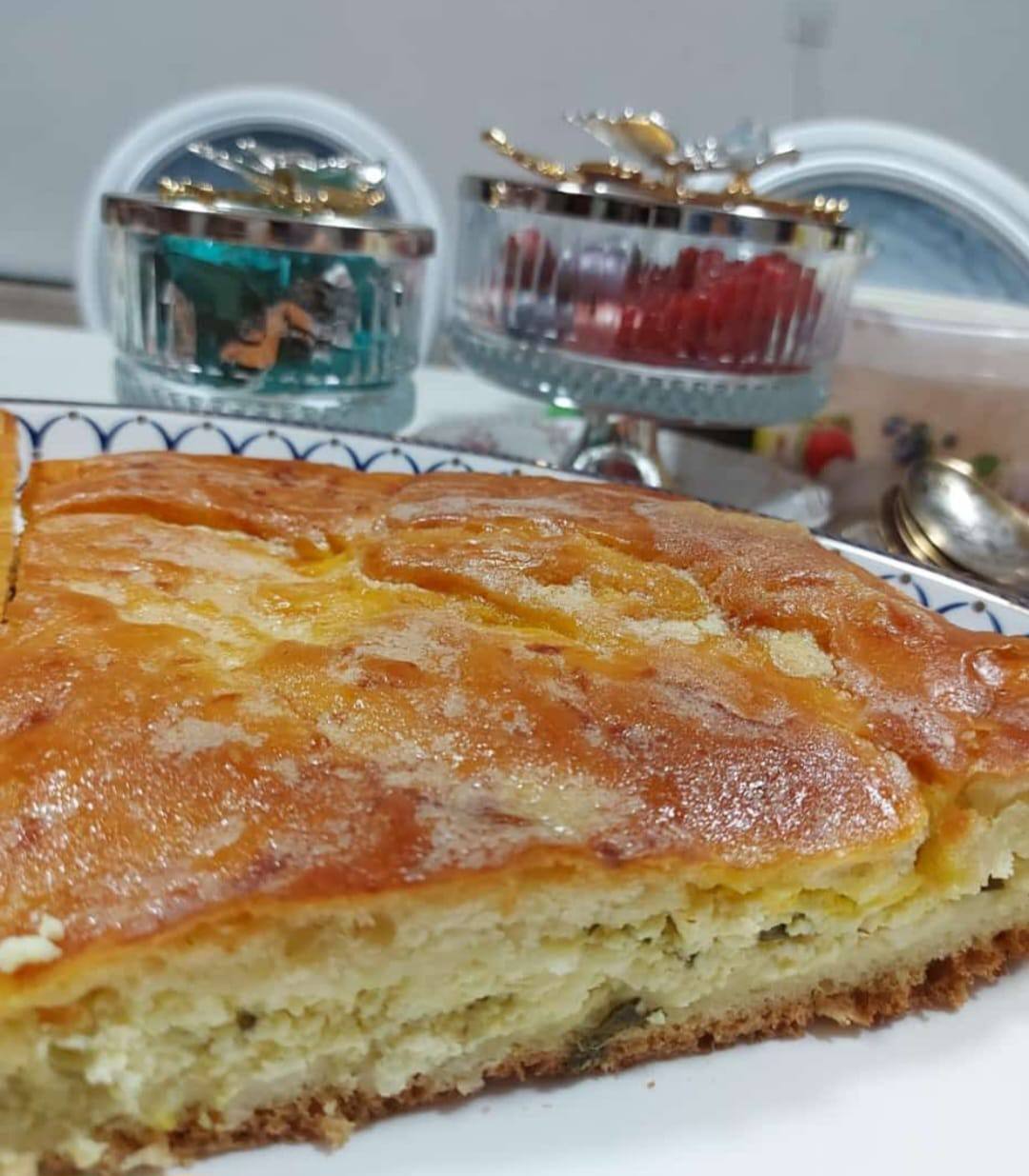 Творожно-сырный пирог с зелёным луком и укропом